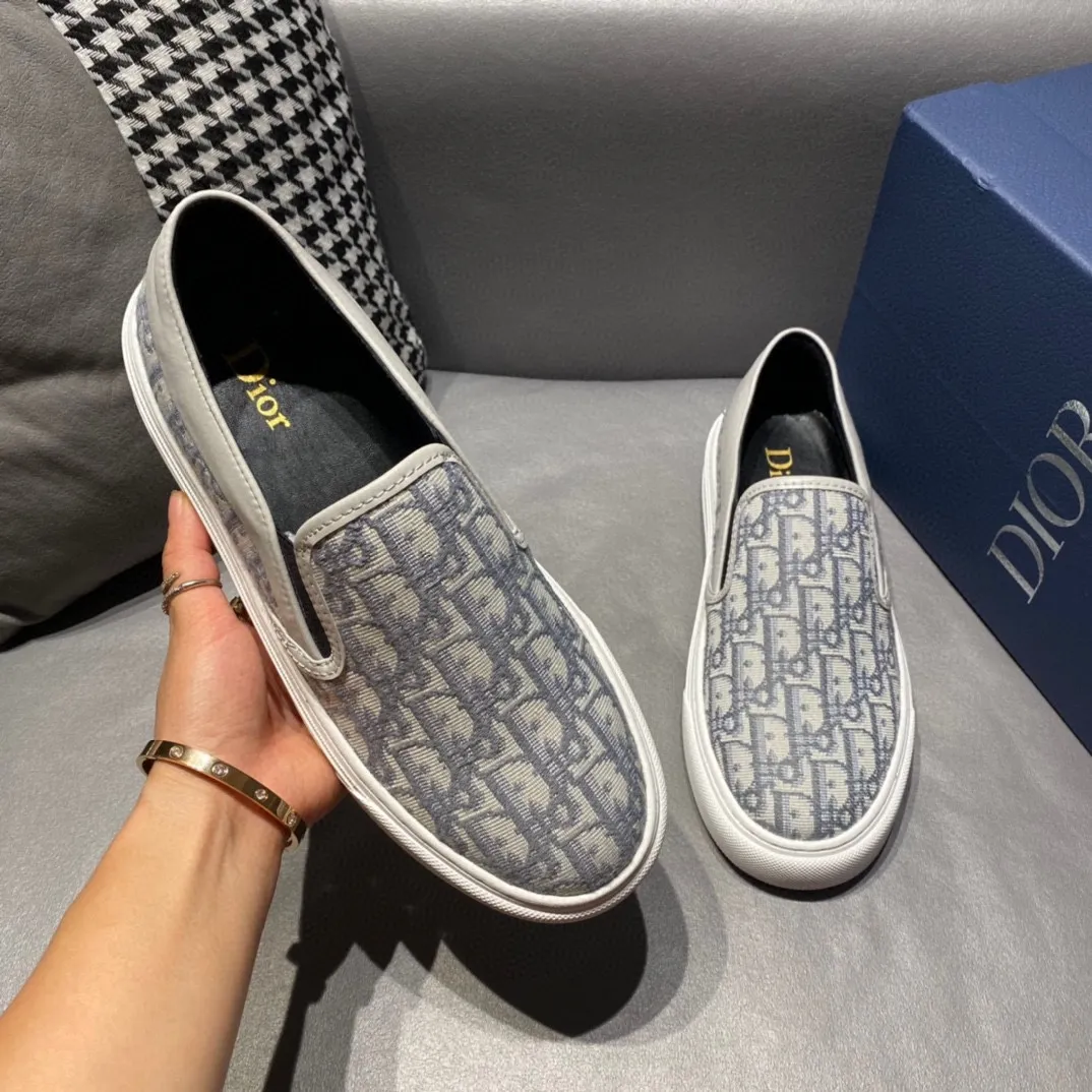 Factory price 340, Dior series casual shoes 👟🔥🕷🕷【Dior】Dior New casual men's shoes are launched in Hong Kong counters. Official website 1:1 production. Original Italian materials. Designed by European and American masters. Perfect shape to create counter quality, solid color rubber wear-resistant outsole and classic dazzling head! Super versatile and very comfortable. High-end without losing taste, fashionable and novel! ! Absolute focus! Code number: 38-45